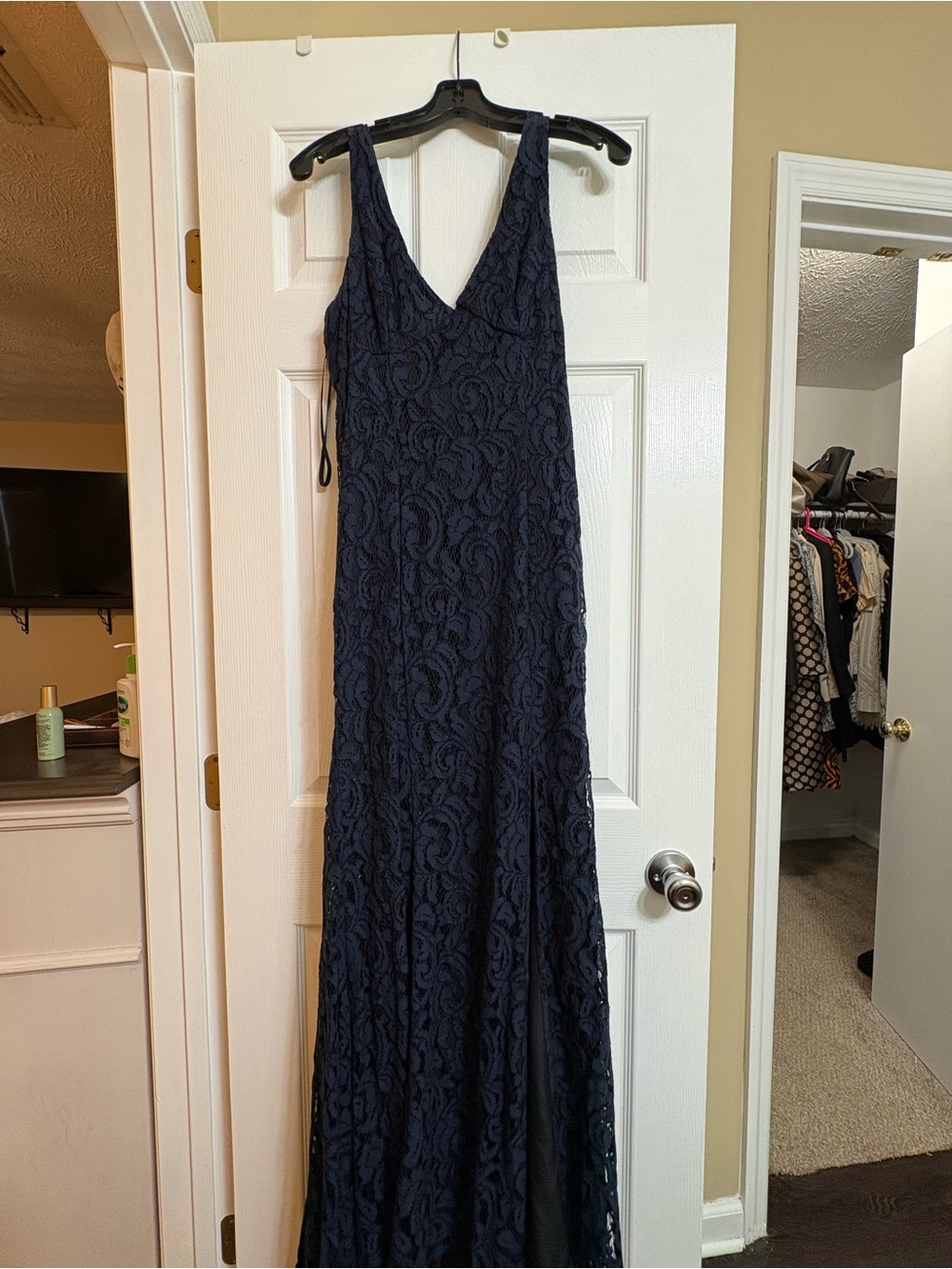 Elegant Navy Lace V-Neck Evening Dress